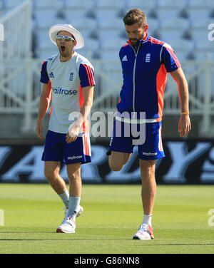 Mark Wood (à gauche), en Angleterre, s'éconduit aux côtés de son coéquipier Liam Plunkett lors de la session de filets à Trent Bridge, Nottingham. Banque D'Images