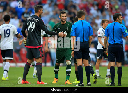 Football - 2015 Audi Cup - Tottenham Hotspur v AC Milan - Allianz Arena.Le gardien de but de Tottenham Hotspur Hugo Lloris (au centre) serre les mains avec le gardien de but d'AC Milan Gianluigi Donnarumma après le match Banque D'Images