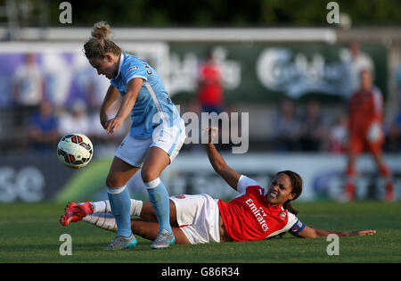 Alex Scott (à droite) et Isobel Christiansen de Manchester City (à gauche) lutte pour le ballon Banque D'Images