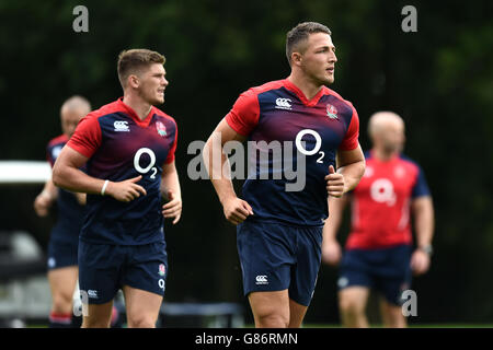 Rugby Union - World Cup Warm Up - Angleterre v France - session d'entraînement d'Angleterre - Pennyhill Park.Sam Burgess (à droite) et Owen Farrell pendant une séance d'entraînement au parc Pennyhill, à Bagshot. Banque D'Images