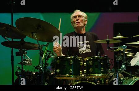 Concert de réunion de Cream - Royal Albert Hall. Le batteur Ginger Baker of Cream joue sur scène. Banque D'Images