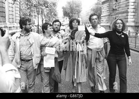 Les organisateurs de la marche « British Out of Ireland » descendent Downing Street en portant une couronne noire à la mémoire de Sean Downes, tué à Belfast la semaine dernière.(l-r) le député travailliste Jeremy Corbyn, Cllr Jim King, le mineur Kent Malcolm Pitt, les députés Christine Crawley et Richard Balfe, et le jeune président libéral Janice Turner. Banque D'Images