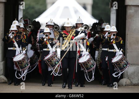 Le Royal Marines Band Service participe à un défilé marquant le 70e anniversaire de la fête de la VJ à Whitehall, dans le centre de Londres. Banque D'Images