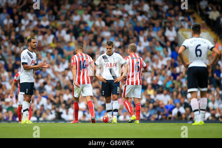 Erik Lamela (au centre) et Nacer Chadli (à gauche) de Tottenham Hotspur ont l'air découragés après avoir concédé un deuxième but lors du match de la Barclays Premier League à White Hart Lane, Londres. Banque D'Images