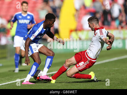 Gboly Ariyibi (à gauche) de Chesterfield est affronté par Chris Basham de Sheffield United lors du match Sky Bet League One à Bramal Lane, Sheffield. APPUYEZ SUR ASSOCIATION photo. Date de la photo: Samedi 15 août 2015. Voir PA Story FOOTBALL Sheff Utd. Le crédit photo devrait se lire comme suit : Tim Goode/PA Wire. Aucune utilisation avec des fichiers audio, vidéo, données, listes de présentoirs, logos de clubs/ligue ou services « en direct » non autorisés. Utilisation en ligne limitée à 45 images, pas d'émulation vidéo. Aucune utilisation dans les Paris, les jeux ou les publications de club/ligue/joueur unique. Banque D'Images