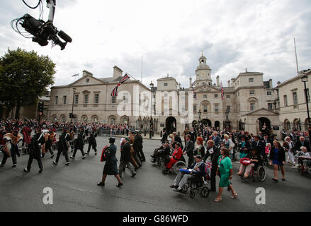 Les anciens combattants prennent part à un défilé dans Whitehall après un service de commémoration marquant le 70e anniversaire de la fête de la VJ dans le centre de Londres. Banque D'Images