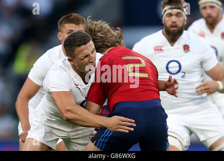 Rugby Union - World Cup Warm Up - Angleterre / France - Twickenham Stadium.Sam Burgess (à gauche), en Angleterre, s'attaque au Dimitri Szarzewski de France pendant le match d'échauffement de la coupe du monde au stade de Twickenham, à Londres. Banque D'Images