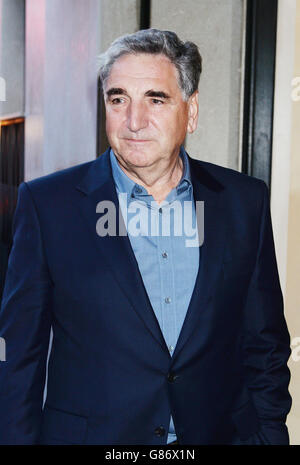 Jim carter arrive à l'Ivy à West Street, Londres, alors que la troupe de Downton Abbey assiste à une fête de wrap pour célébrer la sixième et dernière saison du programme. Banque D'Images