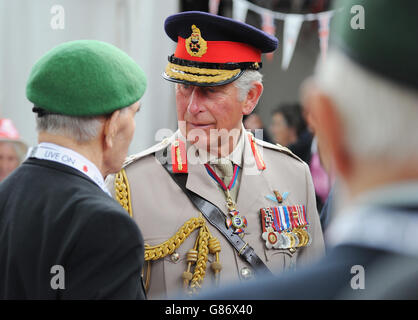 Le Prince de Galles rencontre des anciens combattants lors des commémorations du 70e anniversaire de la fête de la VJ lors de la réception de la Royal British Legion à College Gardens, Westminster Abbey, Londres. Banque D'Images