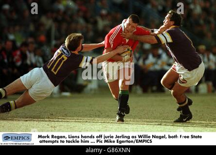 Rugby Union ...visite des Lions britanniques en Afrique du Sud ...État libre du Nord contre Lions britanniques.Mark Regan, Lions, remet jurie Jerling en tant que Willie Nagel, tous deux l'État libre tente de s'attaquer à lui Banque D'Images