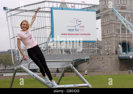 Paula Radcliffe, titulaire du record du monde du marathon. Jusqu'à 500,000 femmes de tous âges et de tous niveaux de forme physique devraient courir, faire du jogging ou marcher 5 km sur 162 sites à travers le Royaume-Uni jusqu'en juillet 31. Banque D'Images