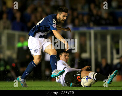 Jon Toral de Birmingham City a un tir sur but qui est bloqué par George Thorne du comté de Derby (à droite) pendant le match de championnat de Sky Bet à St Andrews, Birmingham. Banque D'Images