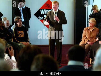 Le leader libéral démocrate Charles Kennedy donne une interview radio lors d'un mini rassemblement au stade Headingley le dernier jour de la campagne électorale. Kennedy s'est concentré aujourd'hui sur les politiques de son parti, alors qu'il a fait appel aux électeurs avec seulement 24 heures pour aller avant l'ouverture des sondages. M. Kennedy a fait valoir que la campagne « positive » de son parti l'avait vu atteindre des niveaux records de soutien dans les sondages d'opinion. Banque D'Images