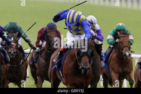 Un Saighdiur, criblé par Declan McDonogh (au centre) sur le chemin de gagner le handicap de l'hôpital Sycamore Lodge Equine pendant le deuxième jour du week-end des procès des champions irlandais de Longines à l'hippodrome de Curragh, Kildare.APPUYEZ SUR ASSOCIATION photo.Date de la photo: Dimanche 23 août 2015.Voir PA Story RACING Curragh.Le crédit photo devrait se lire comme suit : Brian Lawless/PA Wire Banque D'Images