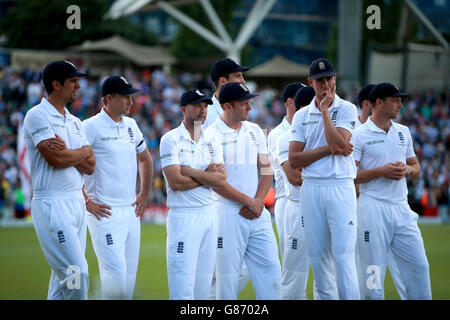 Cricket - Cinquième épreuve Investec Ashes - Angleterre v Australie - quatrième jour - le Kia Oval.L'Angleterre attend la présentation de l'urne Ashes à la fin de la partie pendant le quatrième jour du cinquième Test Investec Ashes au Kia Oval, Londres. Banque D'Images