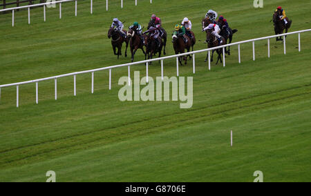 Coureurs et cavaliers pendant le forfait Mongey Communications pendant la deuxième journée du week-end des essais des champions irlandais de Longines à l'hippodrome de Curragh, Kildare. Banque D'Images