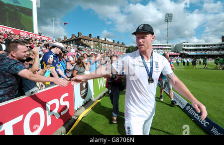 Ben Stokes, en Angleterre, célèbre après avoir remporté les cendres au cours du quatrième jour du cinquième Test Investec Ashes au Kia Oval, à Londres. Banque D'Images