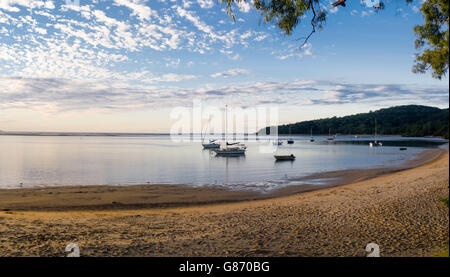 Soir tombe sur les quais de la ville de 1770, Queensland, Australie Banque D'Images
