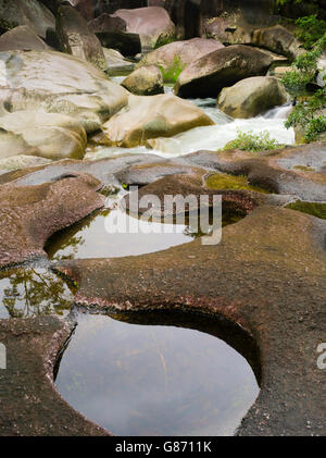 Les célèbres rochers sur babinda babinda Creek, près de Babinda, Queensland, Australie. Banque D'Images