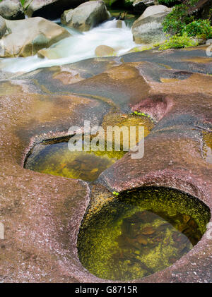 Les célèbres rochers sur babinda babinda Creek, près de Babinda, Queensland, Australie. Banque D'Images