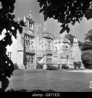 Le front sud de Clevedon court dans Somerset, le manoir de Clevedon et la maison de Sir Arthur et Lady Elton. Construite en 1320, elle est l'une des rares maisons complètes de son temps à avoir survécu aux siècles et est maintenant la propriété de la Fiducie nationale. Banque D'Images