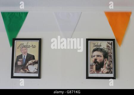 Martin McGuinness de Sinn Fein et Gerry Adams sont vus sur des images sur le thème du café, lisant « mocha-ra » (c'est-à-dire mon ami à Gealic) et Tiocfaidh ar latte dans le café Falls Rolls sur la route des chutes à Belfast. Banque D'Images