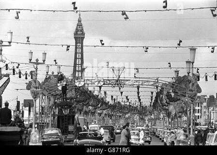 Les illuminations de Blackpool sont construites le long de 11 kilomètres de la promenade de la ville. Ils doivent être activés par le Dr Horace King, Président de la Chambre des communes. Banque D'Images