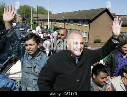 George Galloway célèbre le fait de devenir député de respect pour Bethnal Green et Bow lors d'une visite en bus à toit ouvert autour de sa nouvelle circonscription. Banque D'Images