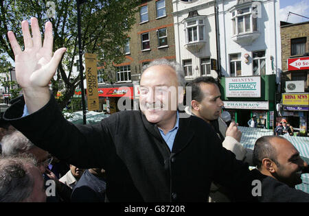 George Galloway célèbre le fait de devenir député de respect pour Bethnal Green et Bow lors d'une visite en bus à toit ouvert autour de sa nouvelle circonscription. Banque D'Images