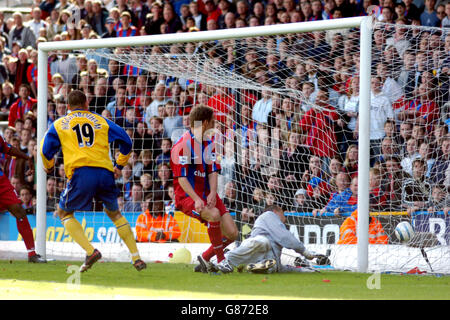 Soccer - FA Barclays Premiership - Crystal Palace v Southampton - Selhurst Park.Danny Higginbotham, de Southampton, marque son objectif d'égalisation devant Gabor Kiraly et Danny Granville du Crystal Palace Banque D'Images