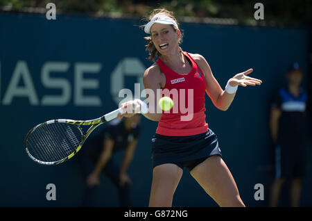 Johanna Konta (GBR) en action lors de son match de qualification des femmes de la série 3 contre Tamira Paszek (AUT) lors de l'US Open au Billie Jean King National tennis Center. Banque D'Images