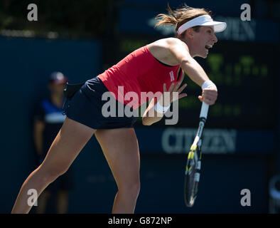 Johanna Konta (GBR) en action lors de son match de qualification des femmes de la série 3 contre Tamira Paszek (AUT) lors de l'US Open au Billie Jean King National tennis Center. Banque D'Images