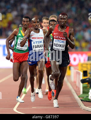 Au Kenya, Caleb Mwangangi Ndiku mène Mo Farah en Grande-Bretagne alors qu'ils entrent dans le dernier tour de la finale masculine de 5000m au cours du huitième jour des Championnats du monde de l'IAAF au stade national de Beijing, en Chine. Banque D'Images