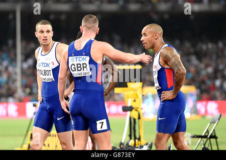 Les hommes de la Grande-Bretagne 4x100m équipe de relais de Richard Kilty (à gauche), Daniel Talbot (au centre) et James Ellington ont des mots après la course pendant le huitième jour des Championnats du monde de l'IAAF au stade national de Beijing, en Chine. Banque D'Images