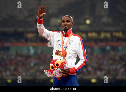 Mo Farah de Grande-Bretagne avec sa médaille d'or pour les hommes de 5000m pendant le huitième jour des Championnats du monde de l'IAAF au stade national de Beijing, en Chine. Banque D'Images