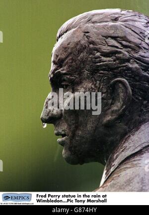 Tennis, Wimbledon Championships. Statue de Fred Perry sous la pluie à Wimbledon Banque D'Images