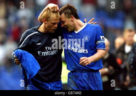 Soccer - FA Barclays Premiership - Bolton Wanderers / Chelsea - Reebok Stadium.Eidur Gudjohnsen et John Terry de Chelse célèbrent la victoire de la première FA Barclays après la victoire contre Bolton Wanderers Banque D'Images