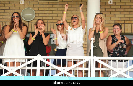 Cricket - quatrième test Investec Ashes - Angleterre v Australie - troisième jour - Trent Bridge.Les joueurs d'Angleterre épouses et amies celelbrate pendant le troisième jour du quatrième essai Investec Ashes à Trent Bridge, Nottingham. Banque D'Images