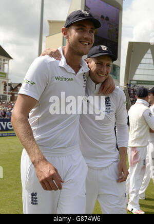 Les Anglais Stuart Broad et Joe Root célèbrent après avoir gagné les cendres pendant le tour d'honneur pendant le troisième jour du quatrième test Investec Ashes à Trent Bridge, Nottingham. Banque D'Images