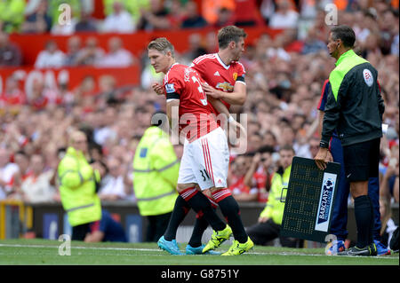 Bastian Schweinsteiger de Manchester United (à gauche) remplace Michael Carrick, coéquipier lors du match de la Barclays Premier League à Old Trafford, Manchester. Banque D'Images