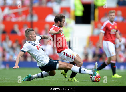 Toby Alderweireld de Tottenham Hotspur (à gauche) défie Juan Mata de Manchester United pour le match de la Barclays Premier League à Old Trafford, Manchester. Banque D'Images