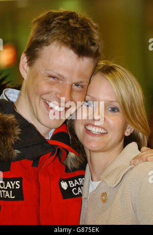 Tom Avery, 29 ans, de Ticehurst, dans l'est du Sussex, avec sa petite amie Mary Hope, après avoir été à la tête de l'équipe la plus rapide au monde à traverser le pôle Nord. Banque D'Images