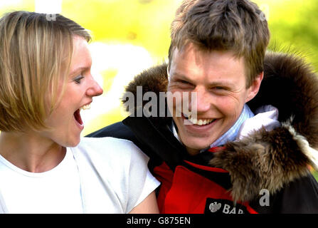 Tom Avery, 29 ans, de Ticehurst, dans l'est du Sussex, avec sa petite amie Mary Hope après son retour à Londres le lundi 2 mai 2005, après avoir été à la tête de l'équipe la plus rapide au monde à traverser le pôle Nord. Banque D'Images