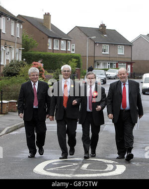 De gauche à droite : le Labour's des Browne, Alistair Darling, le candidat aux élections locales John Lyons et le ministre de l'intérieur Charles Clarke sur le parcours de la campagne électorale à Bearsden. Banque D'Images