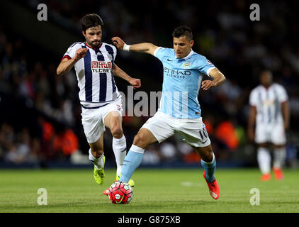 Claudio Yacob (à gauche) de West Bromwich Albion et Sergio Aguero de Manchester City se battent pour le ballon lors du match de la Barclays Premier League aux Hawthorns, West Bromwich. APPUYEZ SUR ASSOCIATION photo. Date de la photo: Lundi 10 août 2015. Voir PA Story FOOTBALL West Bromm. Le crédit photo devrait se lire comme suit : David Davies/PA Wire. Aucune utilisation avec des fichiers audio, vidéo, données, listes de présentoirs, logos de clubs/ligue ou services « en direct » non autorisés. Utilisation en ligne limitée à 45 images, pas d'émulation vidéo. Aucune utilisation dans les Paris, les jeux ou les publications de club/ligue/joueur unique. Banque D'Images