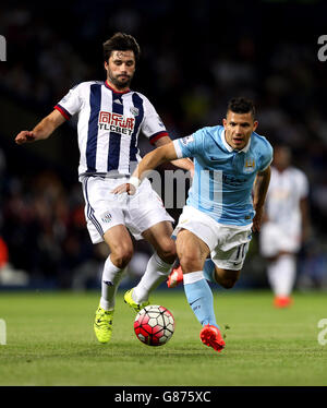 Claudio Yacob (à gauche) de West Bromwich Albion et Sergio Aguero de Manchester City se battent pour le ballon lors du match de la Barclays Premier League aux Hawthorns, West Bromwich. APPUYEZ SUR ASSOCIATION photo. Date de la photo: Lundi 10 août 2015. Voir PA Story FOOTBALL West Bromm. Le crédit photo devrait se lire comme suit : David Davies/PA Wire. . Aucune utilisation avec des fichiers audio, vidéo, données, listes de présentoirs, logos de clubs/ligue ou services « en direct » non autorisés. Utilisation en ligne limitée à 45 images, pas d'émulation vidéo. Aucune utilisation dans les Paris, les jeux ou les publications de club/ligue/joueur unique. Banque D'Images