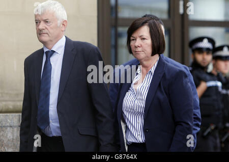 Marian et John Buckley arrivent à la haute Cour de Glasgow, avant une audience concernant la mort de leur fille Karen. Banque D'Images