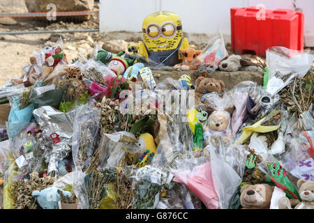 Hommages floraux à l'extérieur du chantier de Worsbrough, dans le South Yorkshire, où Conley Thompson est mort. Les funérailles de l'enfant de sept ans ont lieu aujourd'hui à l'église Saint-Thomas et Saint-James de Worsbrough Dale. Banque D'Images