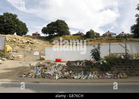 Hommages floraux à l'extérieur du chantier de Worsbrough, dans le South Yorkshire, où Conley Thompson est mort. Les funérailles de l'enfant de sept ans ont lieu aujourd'hui à l'église Saint-Thomas et Saint-James de Worsbrough Dale. Banque D'Images