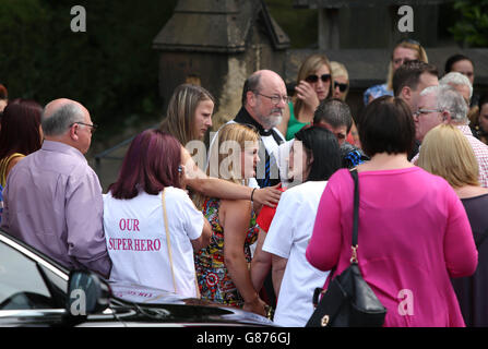 Les amateurs de tourniers à l'extérieur de l'église St Thomas et de l'église St James à Worsbrough Dale avant les funérailles de Conley Thompson, âgé de sept ans. Banque D'Images